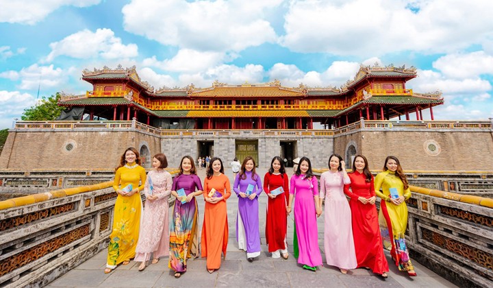 Mặc áo dài truyền thống tham quan di tích trong ngày 8/3, nữ du khách sẽ được miễn vé (Ảnh minh họa: Internet).