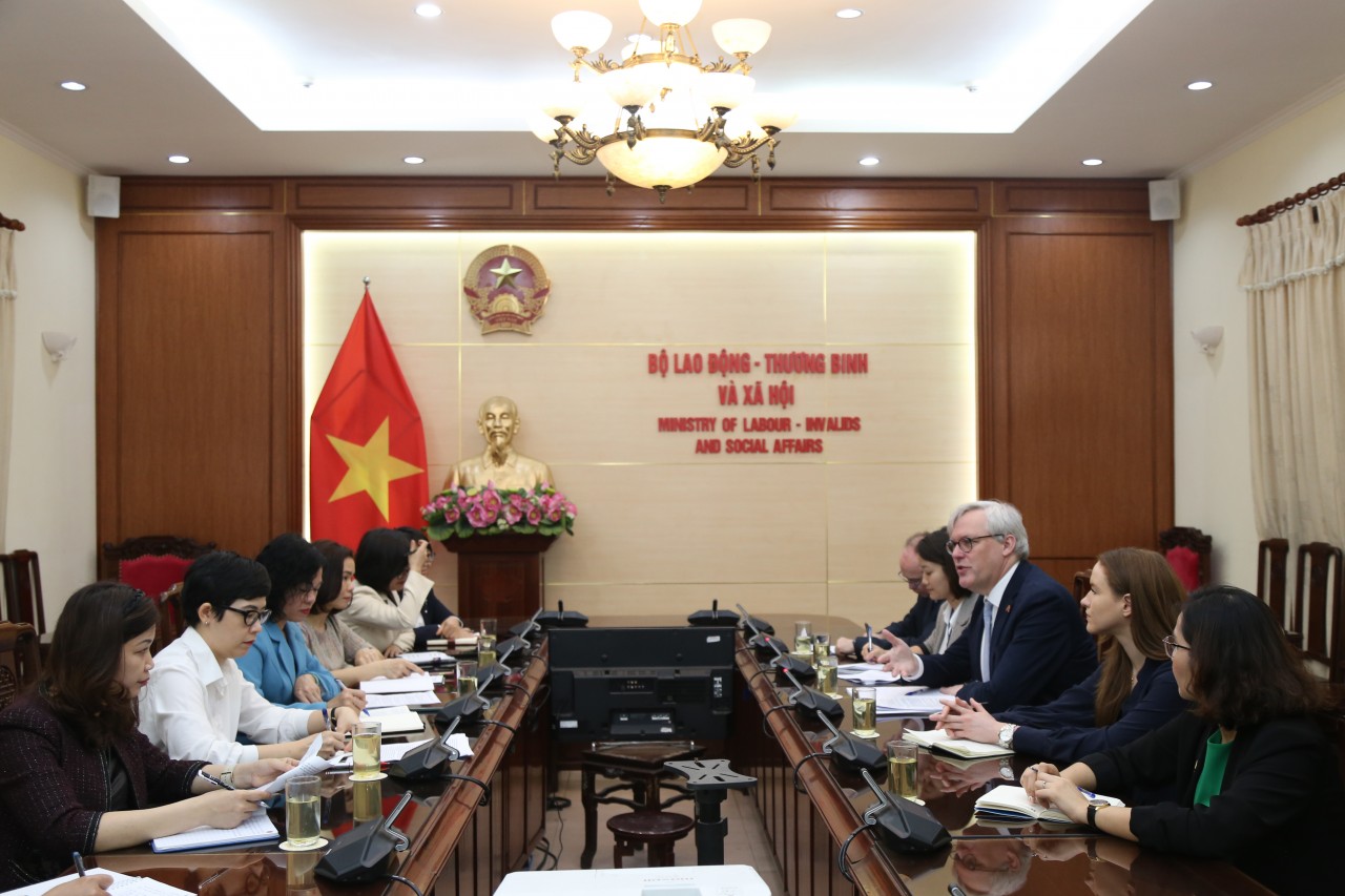 Đặc phái viên Andrew Patrick làm việc với Cục trưởng Cục Phòng, chống tệ nạn xã hội, Bộ Lao động, Thương binh và Xã hội Việt Nam