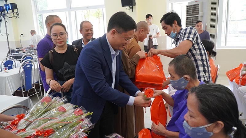 Thăm hỏi, tặng quà cho các phụ nữ khuyết tật, tâm thần ngày 8/3
