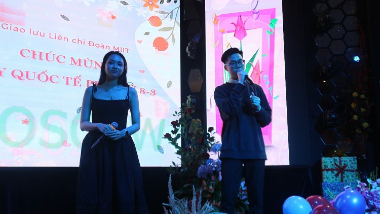 Trong buổi gặp mặt là những tiết mục ca nhạc, tiếng sáo và những trò chơi sôi động làm nóng bầu không khí và khiến cho mọi người kết nối hơn. Sinh viên Việt Nam tại Nga hưởng ứng Ngày Quốc tế Phụ nữ