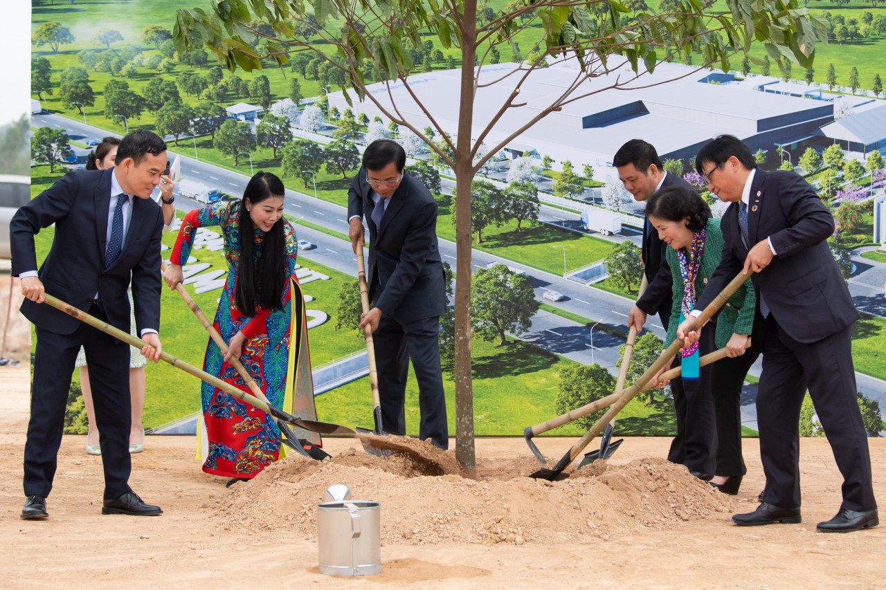 Các đại biểu trồng cây lưu niệm tại khuôn viên dự án.