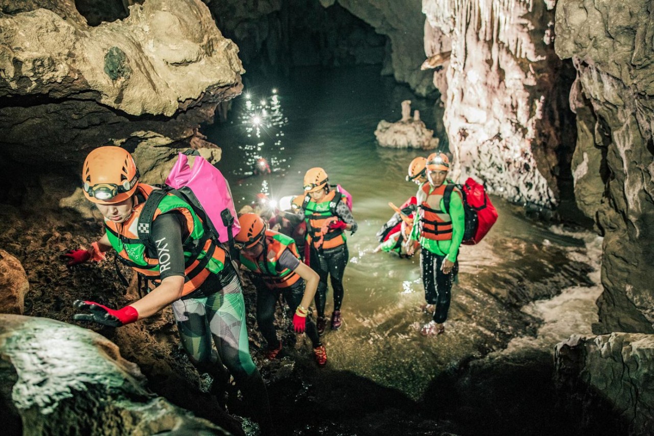 Hệ thống hang động Tú Làn nằm khá thấp, được đan xen bởi nhiều dòng suối, sông luôn đầy ắp nước chảy (Nguồn Internet).