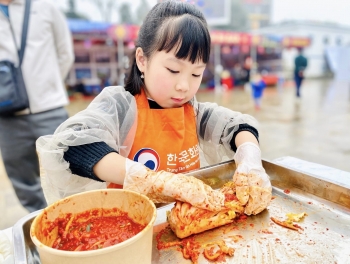 Người dân Sa Pa và du khách trải nghiệm làm kim chi Hàn Quốc