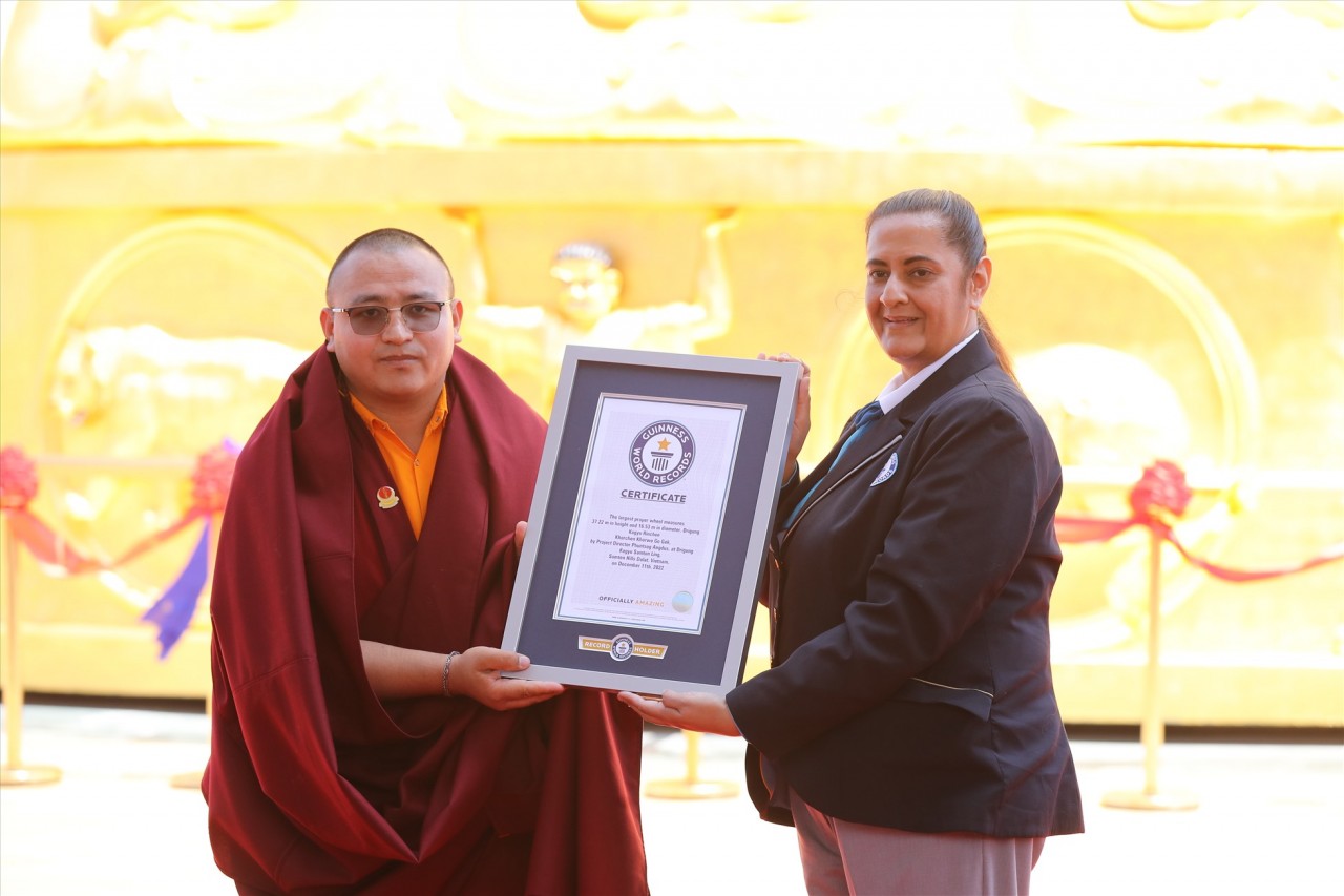 Bà Sonia Ushirogochid - đại diện Tổ chức Kỷ lục Guinness Thế giới trao chứng nhận Đại bảo tháp Kinh luân lớn nhất thế giới.