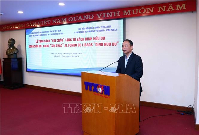 Tặng sách "Xin chào" của tác giả người Venezuela cho Tủ sách Đinh Hữu Dư
