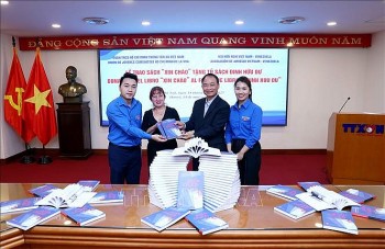 Tặng sách "Xin chào" của tác giả người Venezuela cho Tủ sách Đinh Hữu Dư