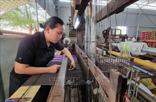 Bảo tồn, phát triển nghề dệt thổ cẩm của đồng bào Chăm