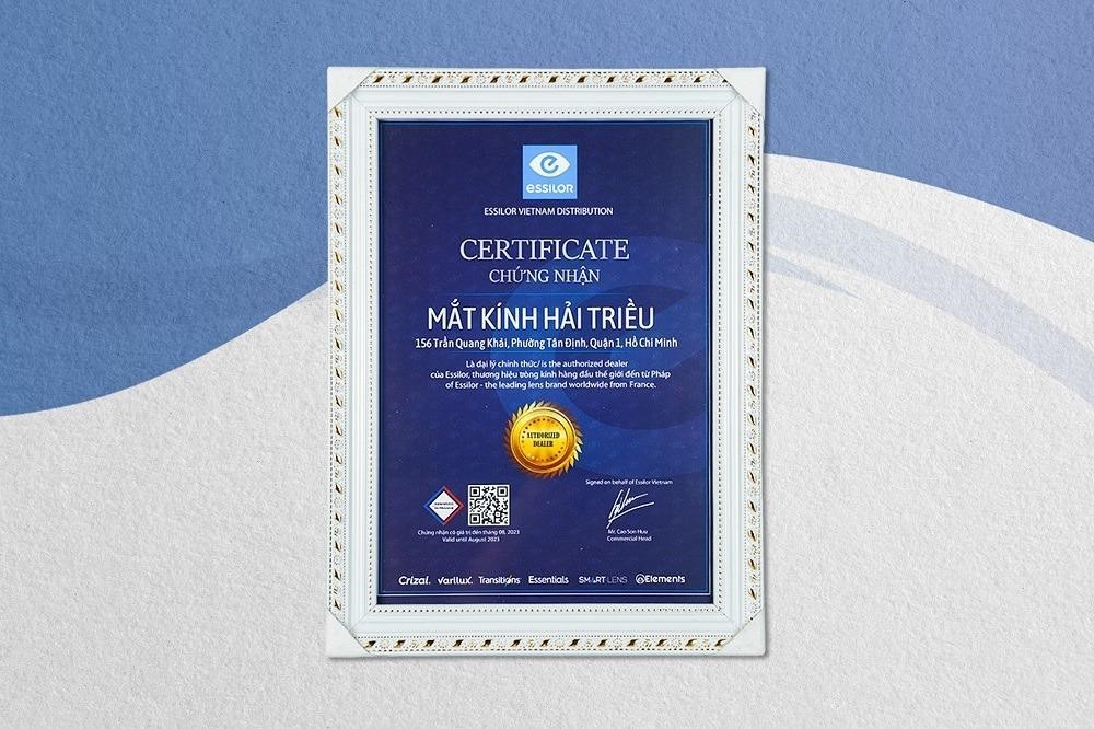 Giấy chứng nhận đại lý ủy quyền của hàng loạt thương hiệu mắt kính cao cấp cấp cho chuỗi bán lẻ Kính Hải Triều.