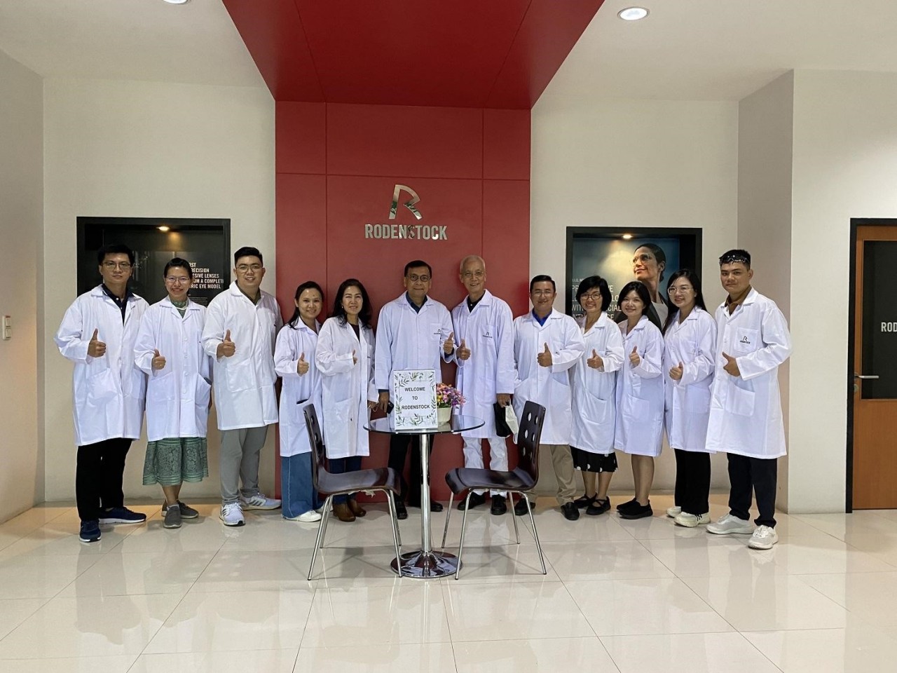 Đội ngũ kỹ thuật viên Kính Hải Triều thăm trực tiếp nhà máy sản xuất tròng kính Rodenstock của Đức.