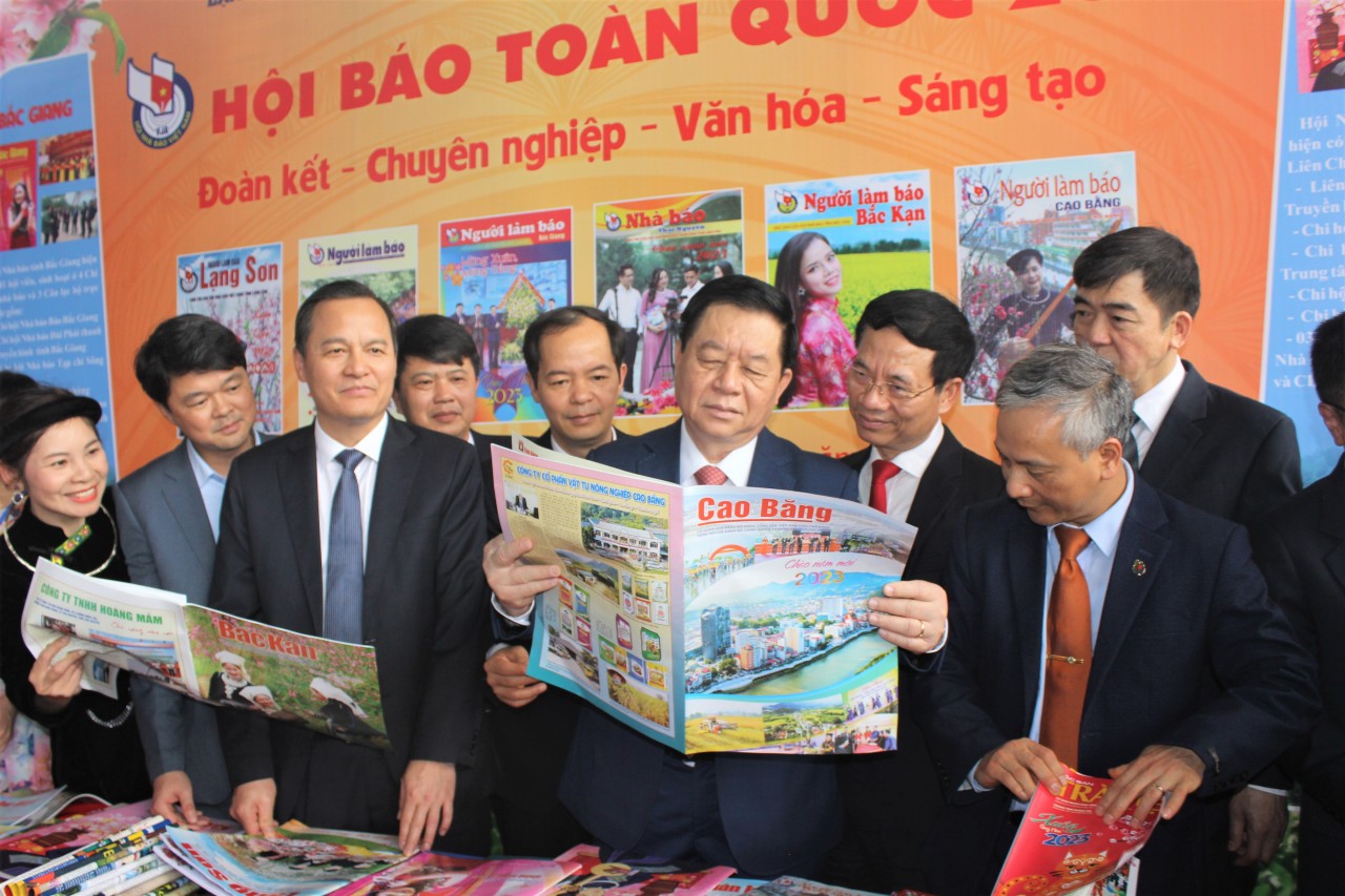 Lãnh đạo Đảng, Nhà nước đi tham quan gian trưng bày tại Hội Báo toàn quốc 2023.