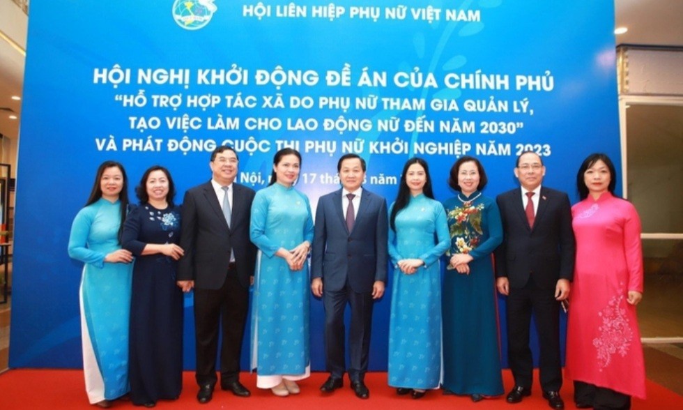 Bí thư Trung ương Đảng, Phó Thủ tướng Chính phủ Lê Minh Khái (giữa); Ủy viên TƯ Đảng, Chủ tịch Hội LHPN Việt Nam Hà Thị Nga (thứ 4 từ trái sang); Phó Chủ tịch Hội LHPN Việt Nam Trần Lan Phương (thứ 6 từ trái sang) và các đại biểu dự khai mạc Hội nghị