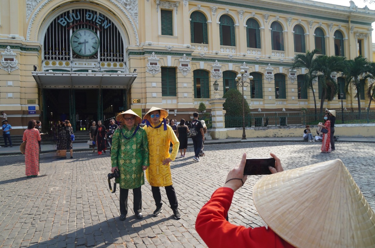 chụp ảnh kỉ niệm với bạn tại Bưu điện TP Hồ Chí Minh.
