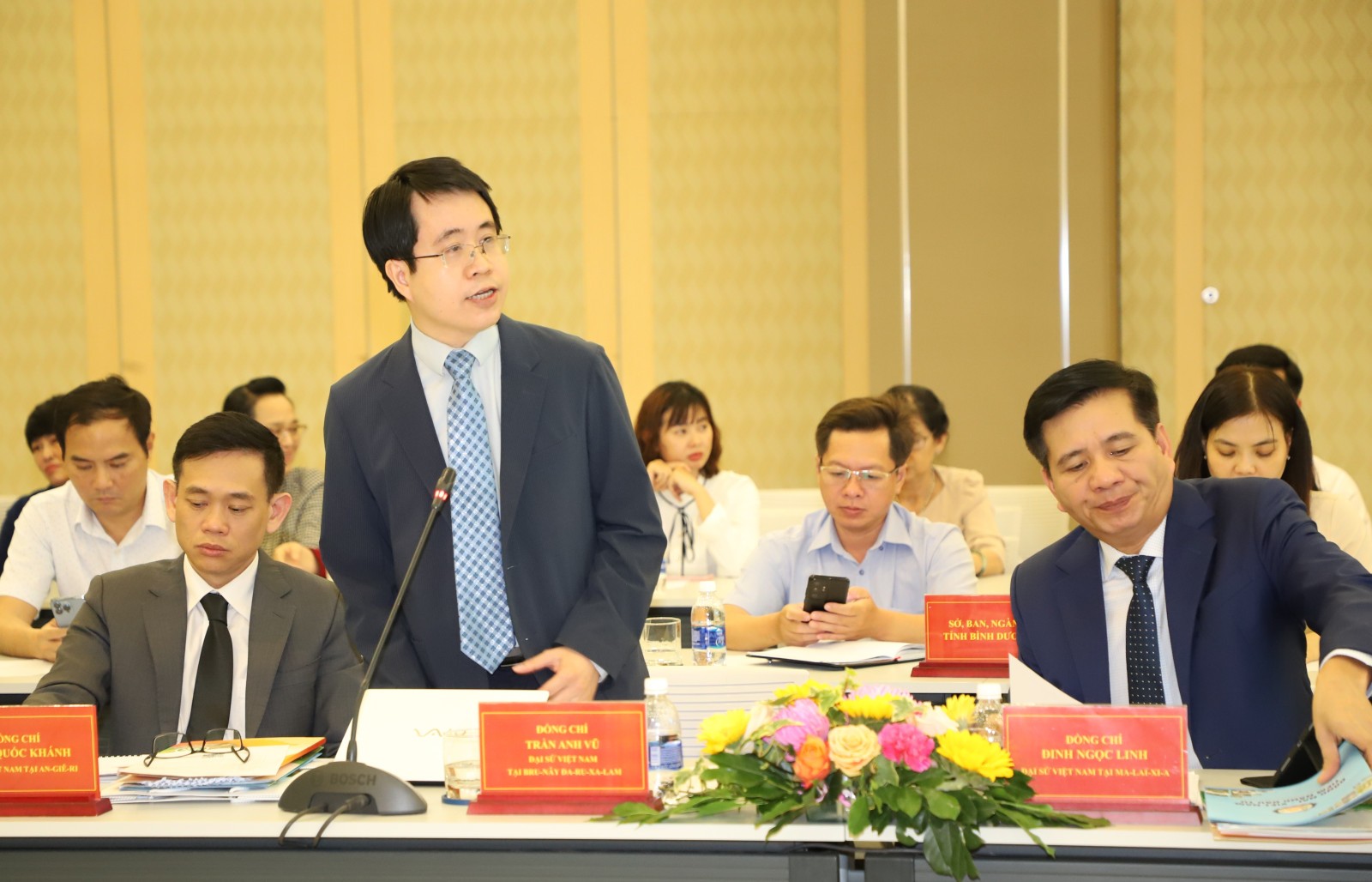 Đại diện Đoàn trưởng cơ quan đại diện Việt Nam ở nước ngoài phát biểu tại tọa đàm (Ảnh: Báo Bình Dương).
