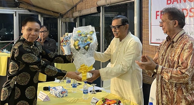 Đại sứ Nguyễn Việt Chiến tặng hoa chúc mừng Chủ tịch Chủ tịch Hội Hữu nghị Bangladesh - Việt Nam Shamsher M. Chowdhury, BB. (Ảnh: ĐSQ Việt Nam tại Bangladesh)