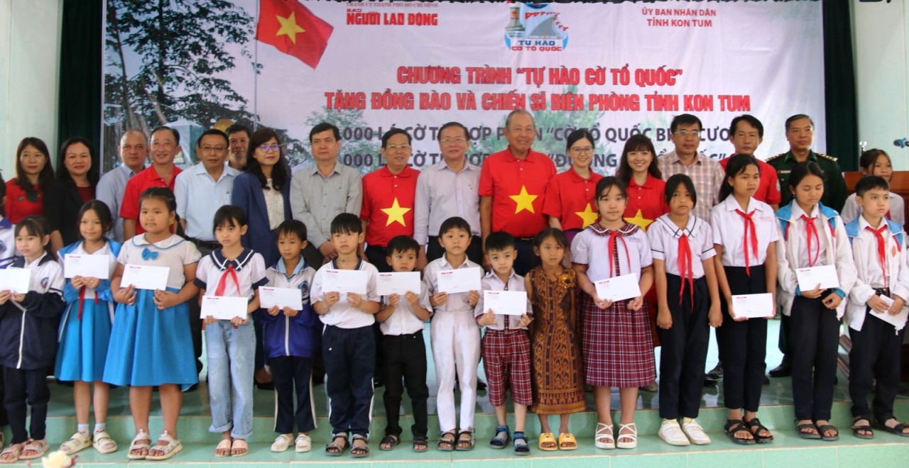 Kon Tum: Trao 5.000 lá cờ Tổ quốc và hơn 100 suất quà học cho sinh, sinh viên DTTS, học sinh nghèo