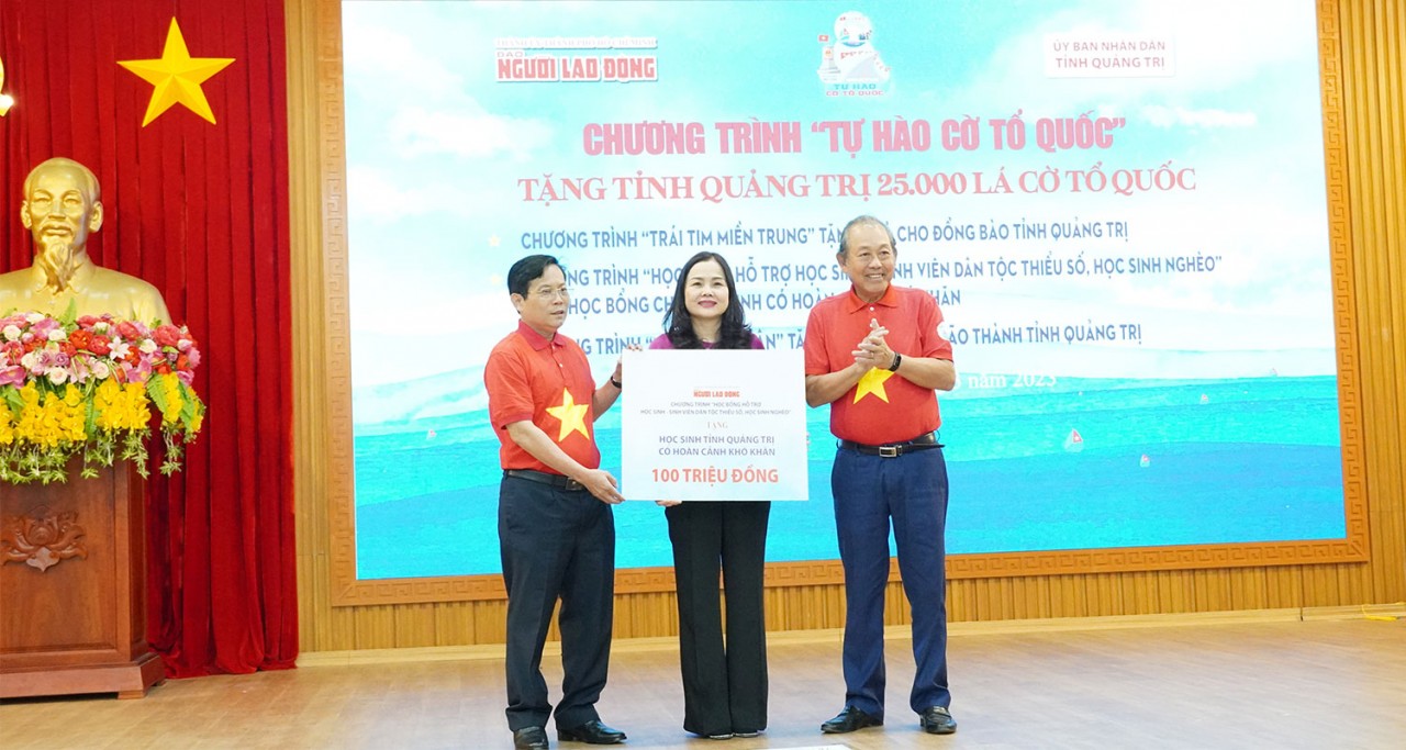 Trao 25 nghìn lá cờ Tổ Quốc và hàng trăm suất quà cho học sinh DTTS, hộ nghèo tại Quảng Trị
