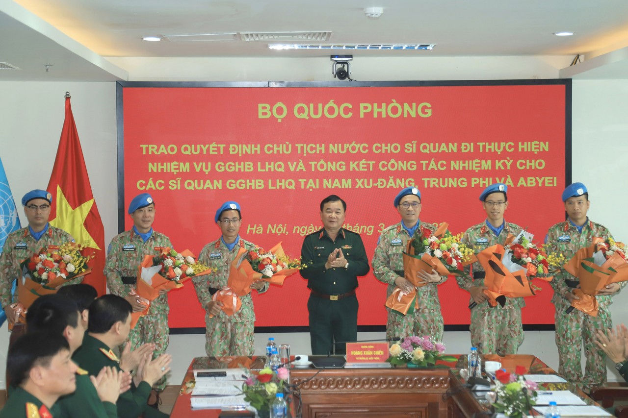 Trao quyết định cho sỹ quan làm nhiệm vụ gìn giữ hòa bình tại Liên hợp quốc