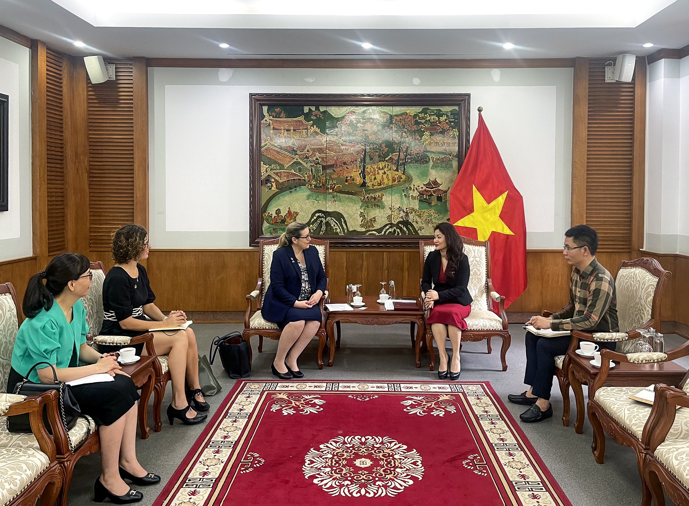 Bà Nguyễn Phương Hòa, Cục trưởng Cục Hợp tác quốc tế, Bộ Văn hóa đã có buổi tiếp và làm việc với bà Carol Holmes, Tham tán Chính trịĐại sứ quán Úc tại Hà Nội (Ảnh: icd.gov.vn).