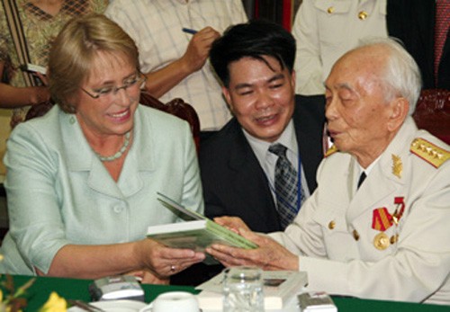 Tổng thống Bachelet hội kiến với Đại tướng Võ Nguyên Giáp năm 2006 (ảnh: Tư liệu)