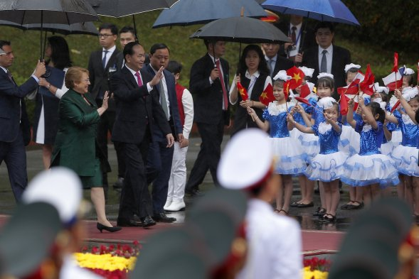 Bà Bachelet đến thăm Việt Nam năm 2017 (ảnh: cooperativa.cl)