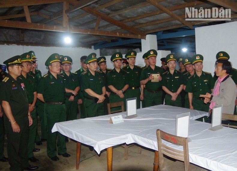 Đoàn sĩ quan trẻ tham quan khu di tích lịch sử tại khu căn cứ cách mạng tại tỉnh Houaphanh (Ảnh: Báo Nhân dân)