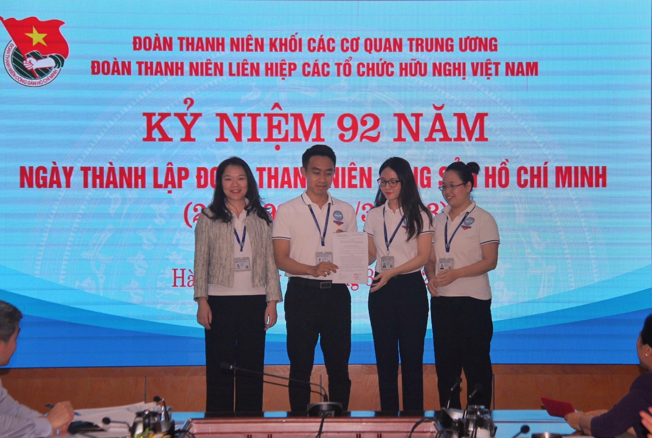 Đoàn Thanh niên VUFO cũng trao quyết định kiện toàn lại ban chấp hành 2 chi đoàn.