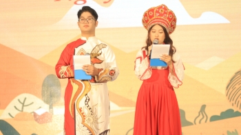 Sinh viên Đại học Hà Nội vui đêm hội tiếng Nga