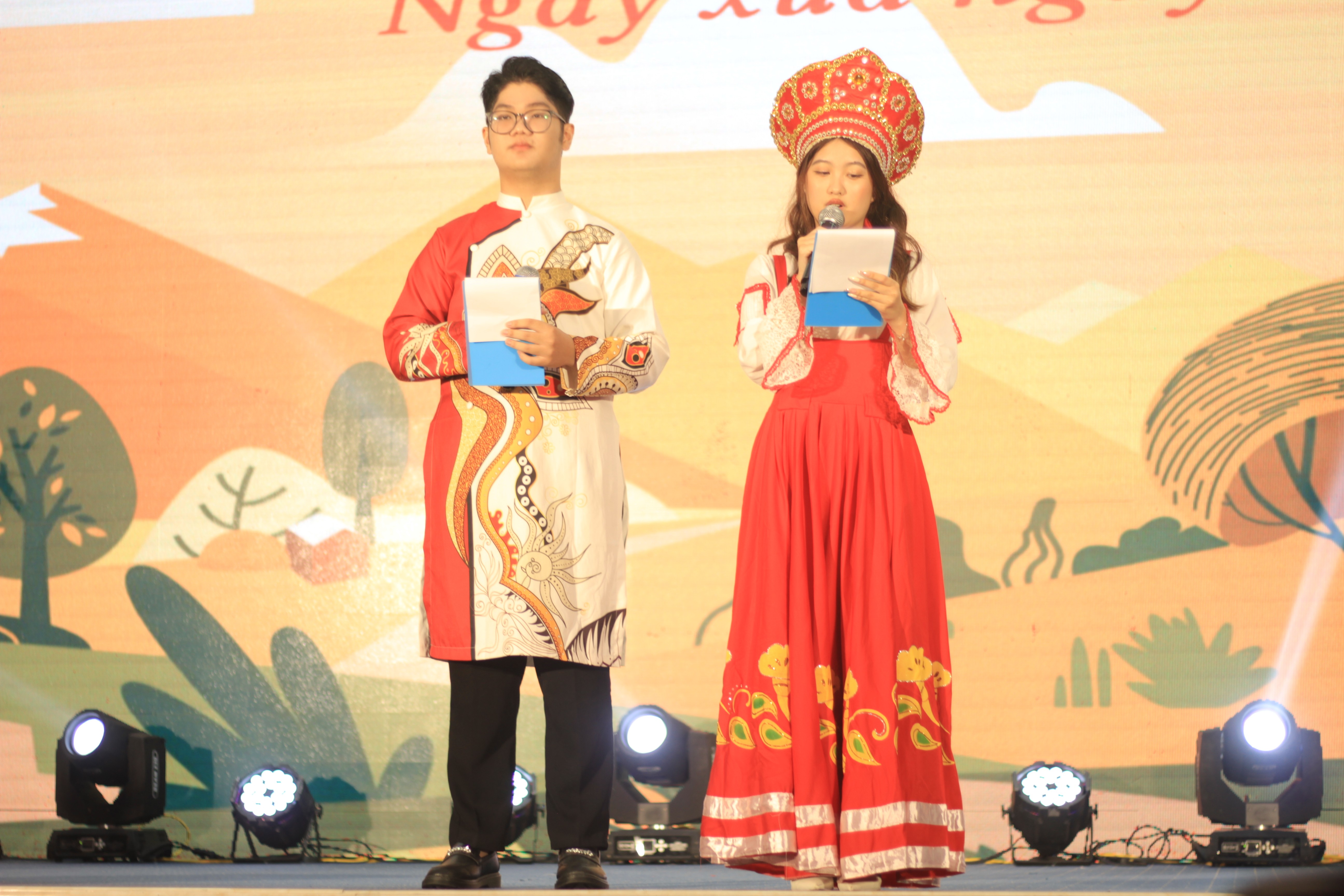 Sinh viên Đại học Hà Nội vui đêm hội tiếng Nga