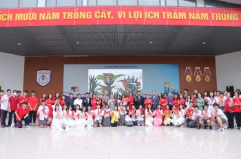 Họa sĩ Chile ngỏ lời nhờ học sinh Việt Nam đặt tên cho tranh