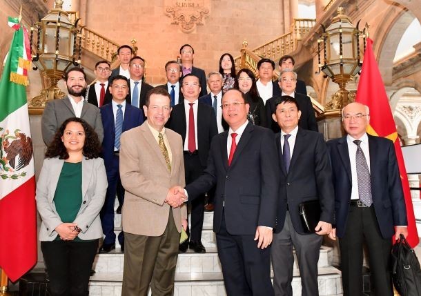 Ông Fadlala Akabani Hneide, Bộ trưởng Phát triển kinh tế Chính quyền TP Mexico tiếp đoàn đại biểu TPHCM (Ảnh: Việt Dũng).
