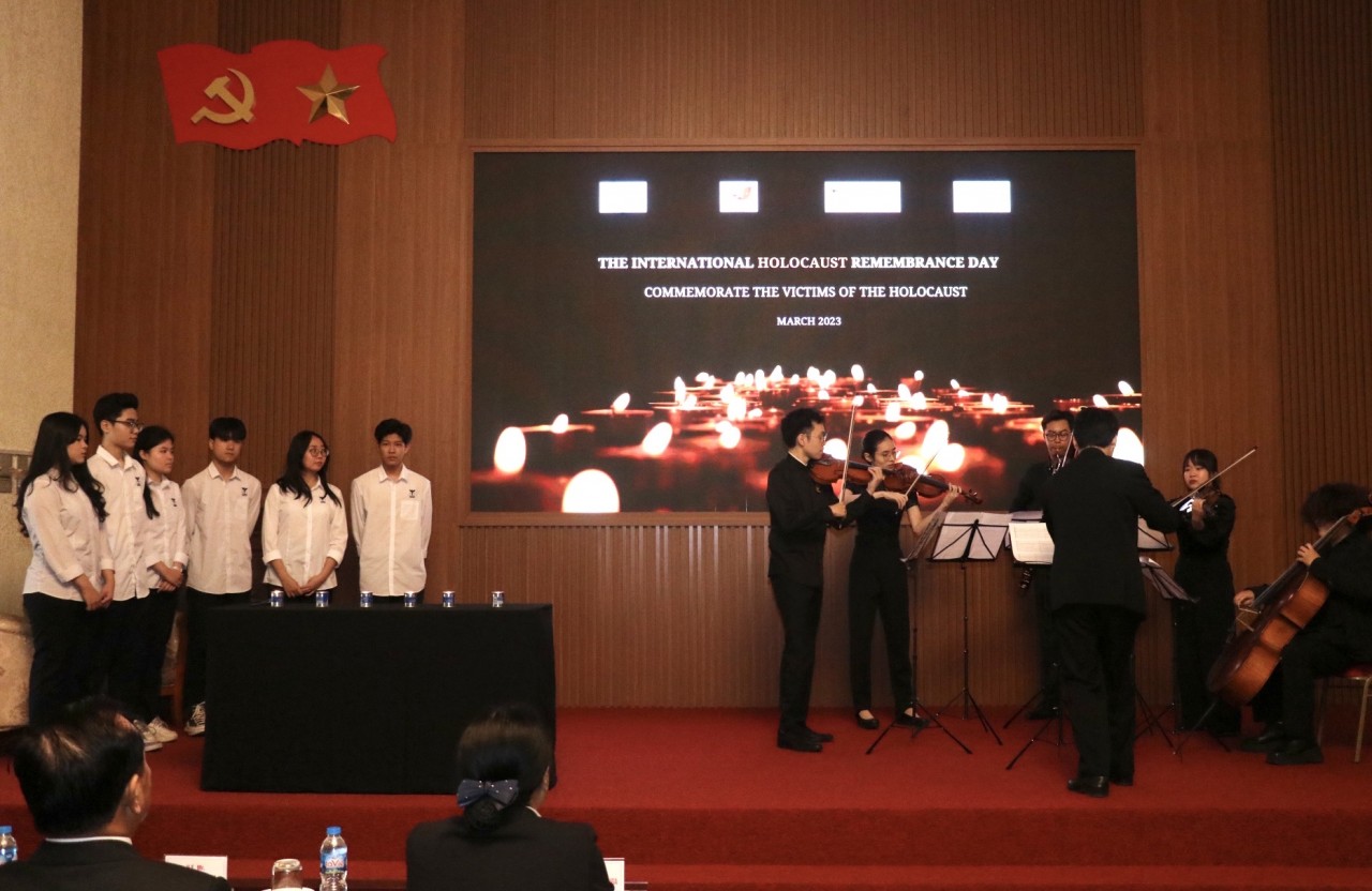 Nghi thức thắp nến tưởng niệm nạn nhân Holocaust tại sự kiện (Ảnh: Thu Hà). 