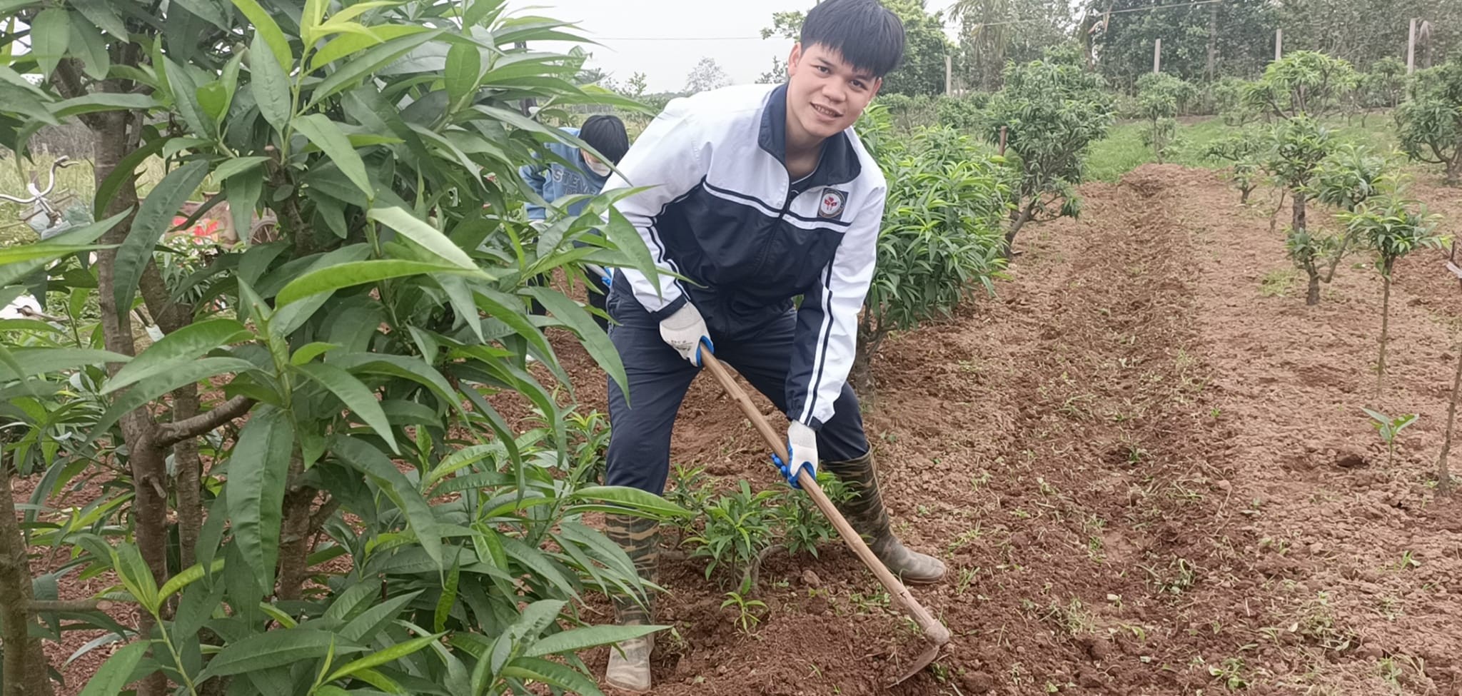Lưu học sinh Lào học làm nông, hướng dẫn bố mẹ Việt múa lăm vông Lưu học sinh Lào học làm nông, hướng dẫn bố mẹ Việt múa lăm vông