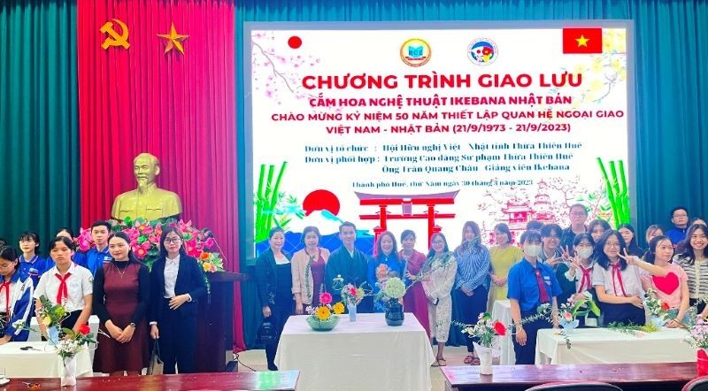 Đông đảo các đại biểu cùng học sinh, sinh viên tham dự chương trình giao lưu cắm hoa nghệ thuật Ikebana (Ảnh: Báo Nhân Dân).