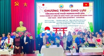 Sinh viên Việt Nam, Nhật Bản trải nghiệm nghệ thuật cắm hoa Ikebana