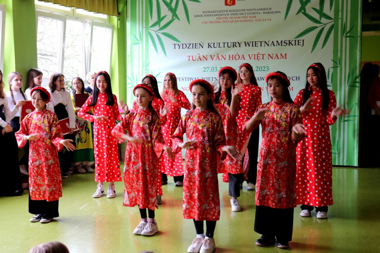 Trẻ em Ba Lan thích thú với Ngày hội trò chơi dân gian Việt Nam