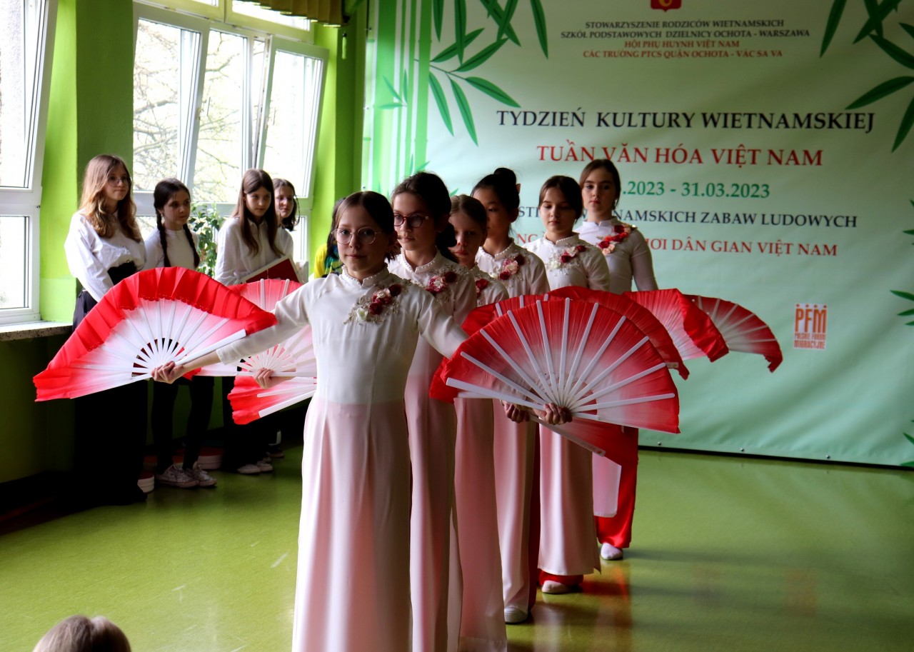 Trẻ em Ba Lan thích thú với Ngày hội trò chơi dân gian Việt Nam Trẻ em Ba Lan thích thú với Ngày hội trò chơi dân gian Việt Nam