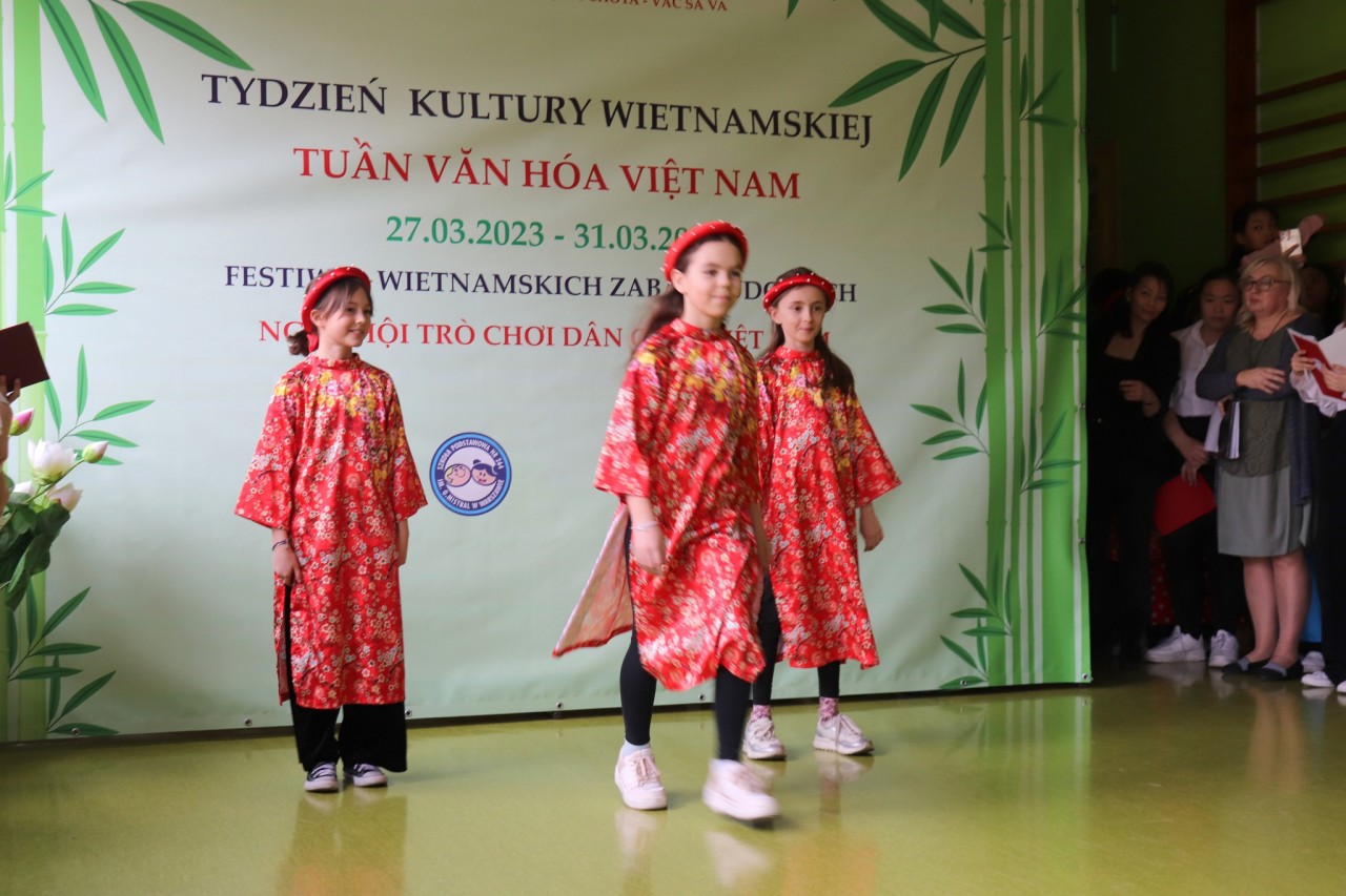 Trẻ em Ba Lan thích thú với Ngày hội trò chơi dân gian Việt Nam Trẻ em Ba Lan thích thú với Ngày hội trò chơi dân gian Việt Nam