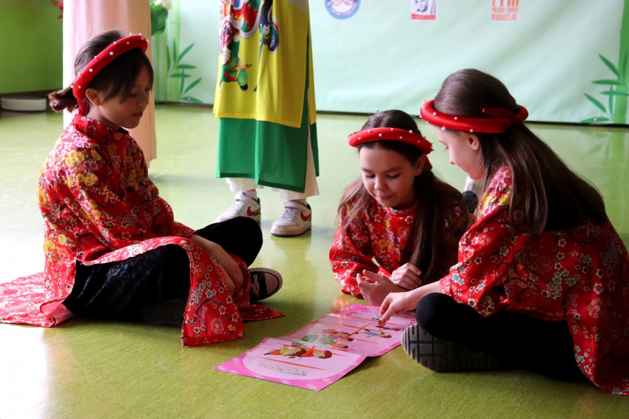 Trẻ em Ba Lan thích thú với Ngày hội trò chơi dân gian Việt Nam Trẻ em Ba Lan thích thú với Ngày hội trò chơi dân gian Việt Nam