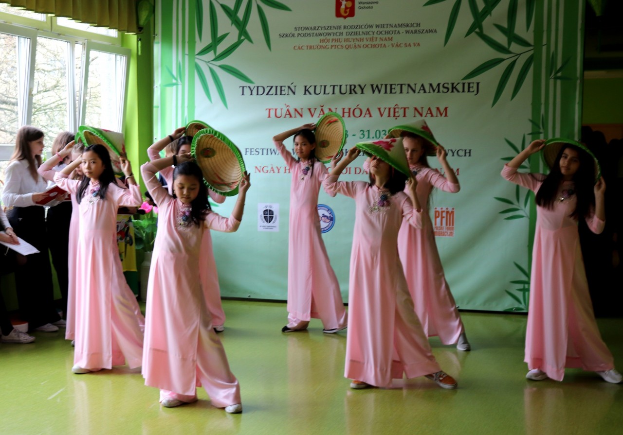 Trẻ em Ba Lan thích thú với Ngày hội trò chơi dân gian Việt Nam Trẻ em Ba Lan thích thú với Ngày hội trò chơi dân gian Việt Nam