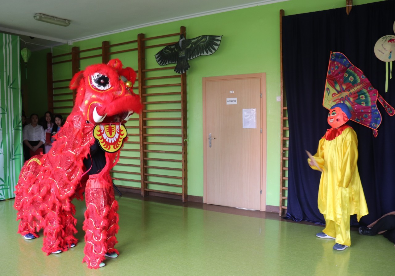 Trẻ em Ba Lan thích thú với Ngày hội trò chơi dân gian Việt Nam Trẻ em Ba Lan thích thú với Ngày hội trò chơi dân gian Việt Nam