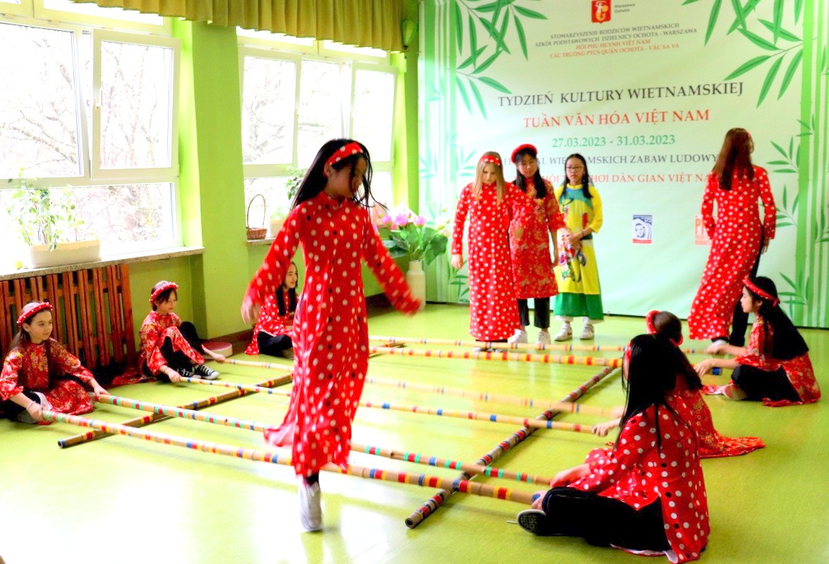 Trẻ em Ba Lan thích thú với Ngày hội trò chơi dân gian Việt Nam Trẻ em Ba Lan thích thú với Ngày hội trò chơi dân gian Việt Nam