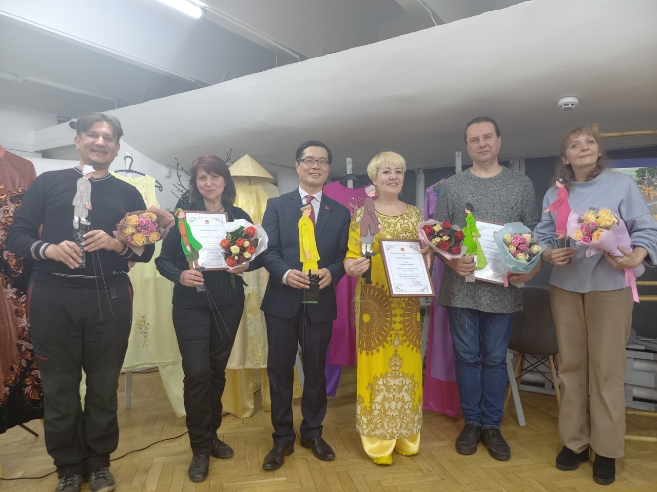 Nghệ sĩ Ukraine biểu diễn vở múa rối nước chuyển thể từ truyện thơ Lục Vân Tiên