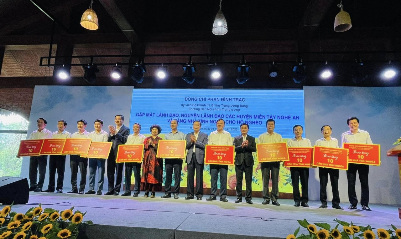 Hỗ trợ xây dựng, sửa chữa 110 nhà cho người nghèo 11 huyện, thị miền núi của tỉnh Nghệ An