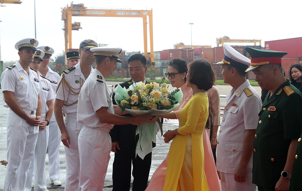 đón chỉ huy đoàn tàu đến thăm Việt Nam