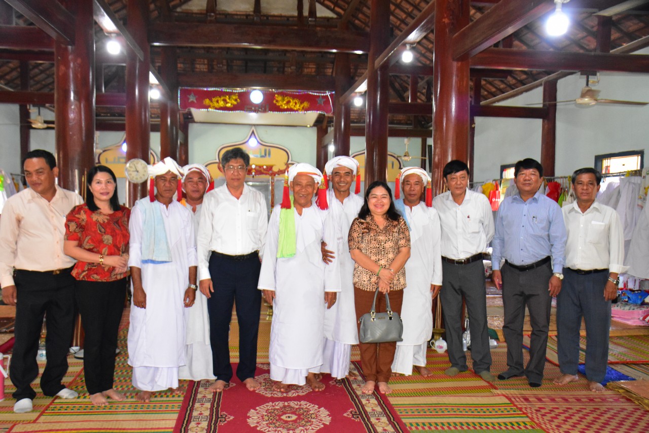 Thăm, chúc Tết Ramưwan đồng bào Chăm tại xã Phan Thanh (Bắc Bình, Bình Thuận)