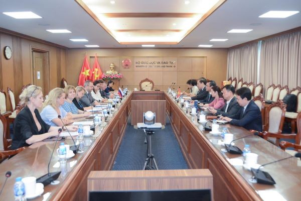 Thứ trưởng Nguyễn Văn Phúc tiếp đoàn công tác của Bộ Khoa học và Giáo dục Đại học Nga (Ảnh: 