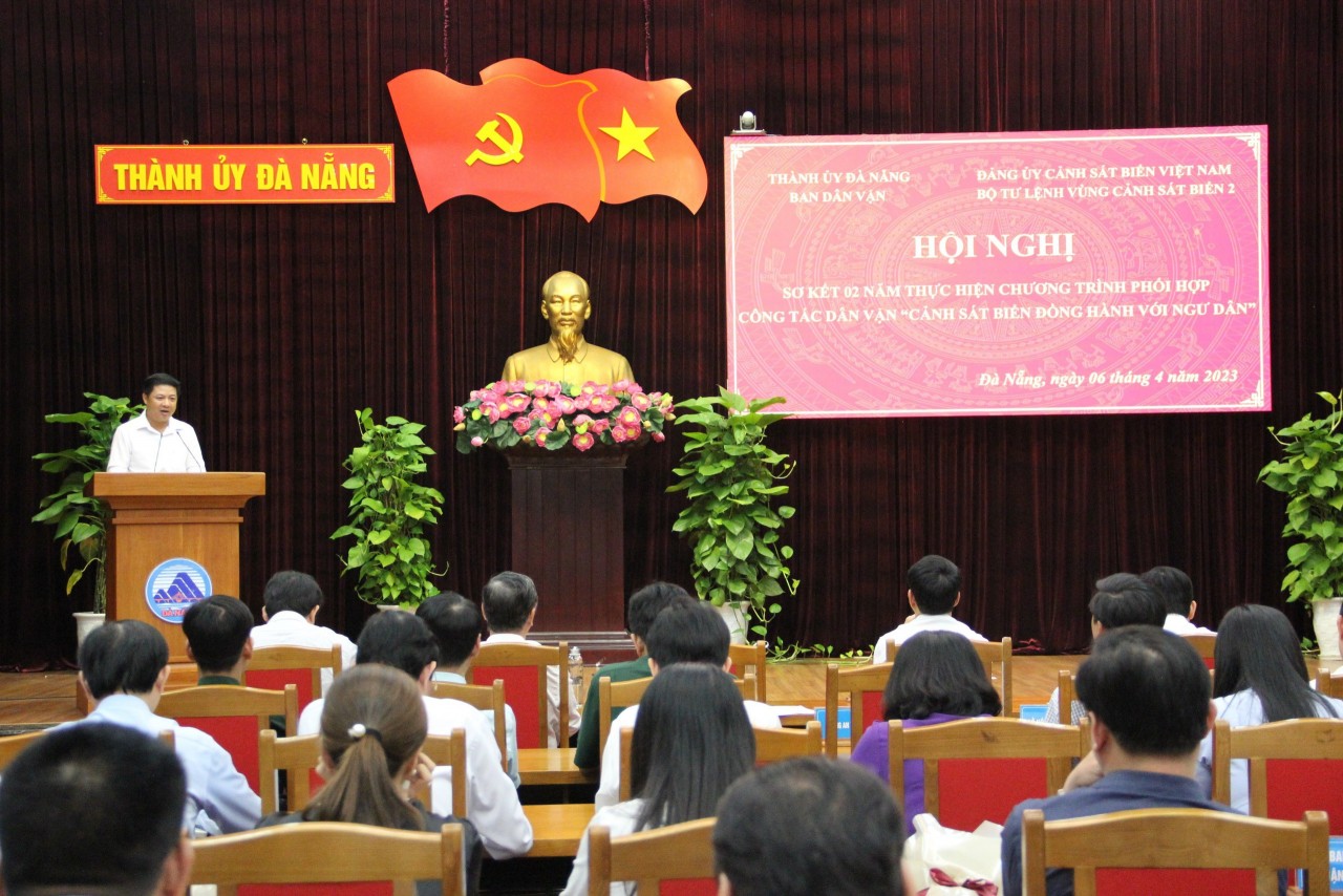 Bộ Tư lệnh Vùng Cảnh sát biển 2 trao tặng 100 suất quà cho ngư dân Đà Nẵng