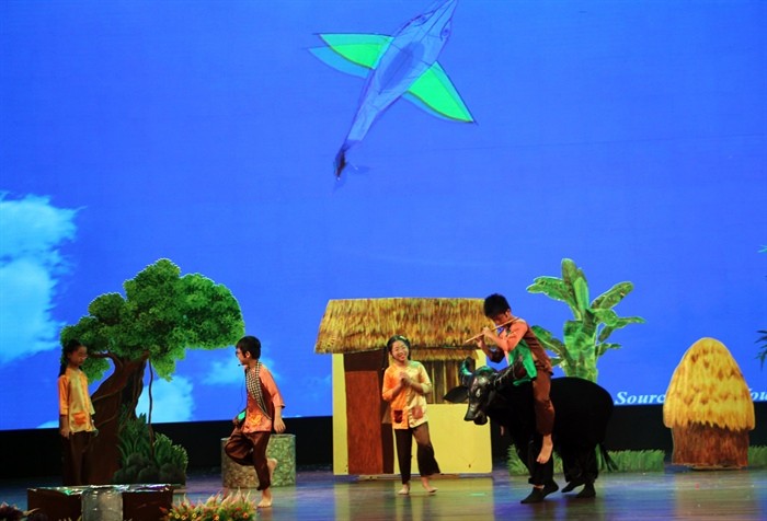 Những giai điệu đồng dao, điệu lý dân gian với sáng tác lời mới bằng tiếng Anh được lồng ghép trong các tiểu phẩm dự thi.