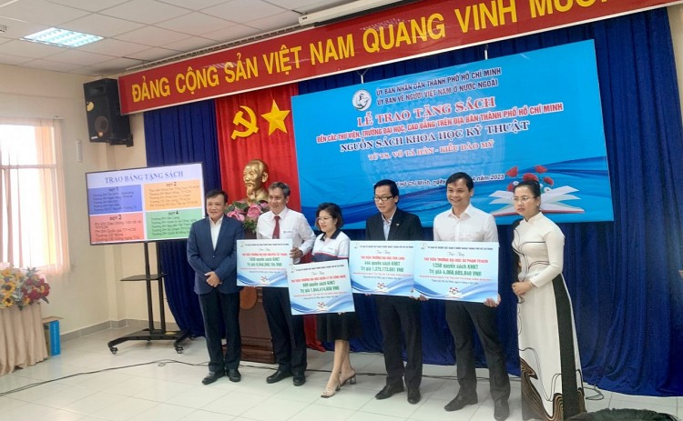 TS. Võ Tá Hân trao tặng sách trị giá hơn 33 tỷ đồng đến 20 thư viện và các trường đại học, cao đẳng