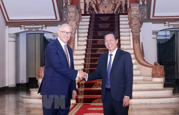 Ông Phan Văn Mãi, Chủ tịch UBND Thành phố Hồ Chí Minh (phải) tiếp ông Ahmed Aboutaleb, Thị trưởng thành phố Rotterdam, Hà Lan. (Ảnh: Xuân Khu/TTXVN)